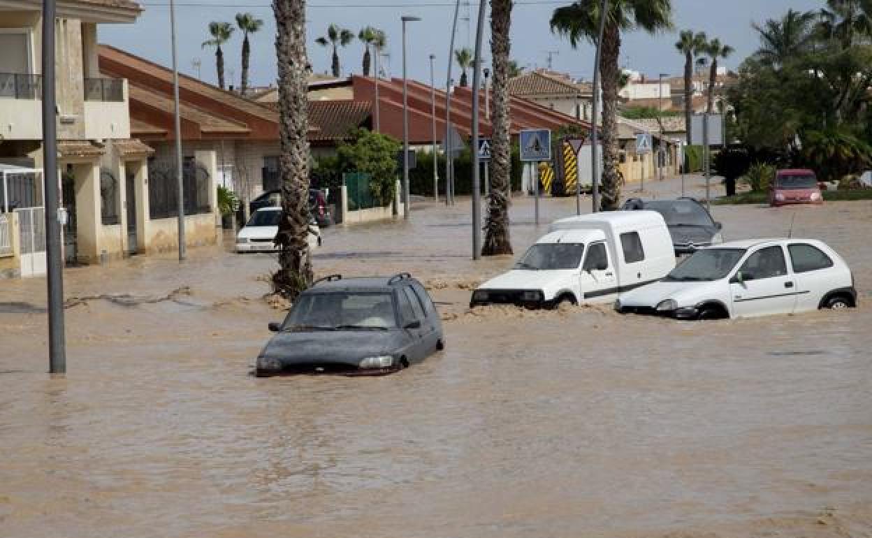 Imagen de archivo de una calle inundada en Los Alcázares tras la última DANA. 