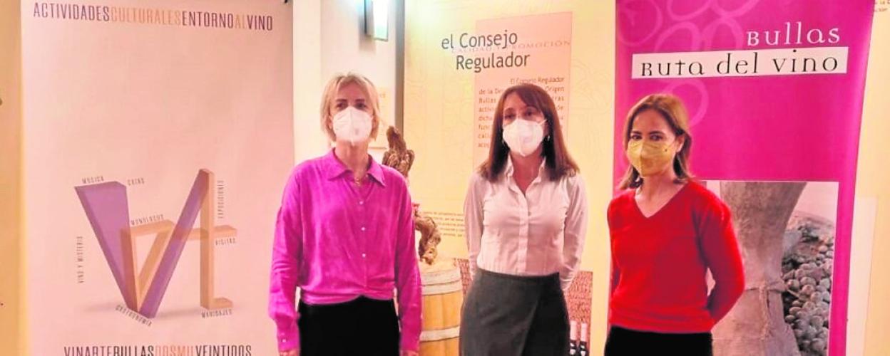 Presentación de Vinarte a cargo de la alcaldesa María Dolores Muñoz, Águeda Fernández y Toñi Fernández. 