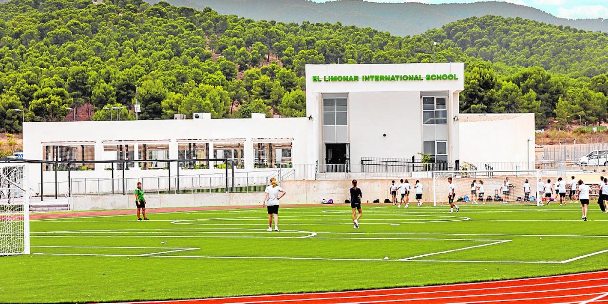 Vista panorámica de las instalaciones deportivas en El Limonar International School en Murcia. 