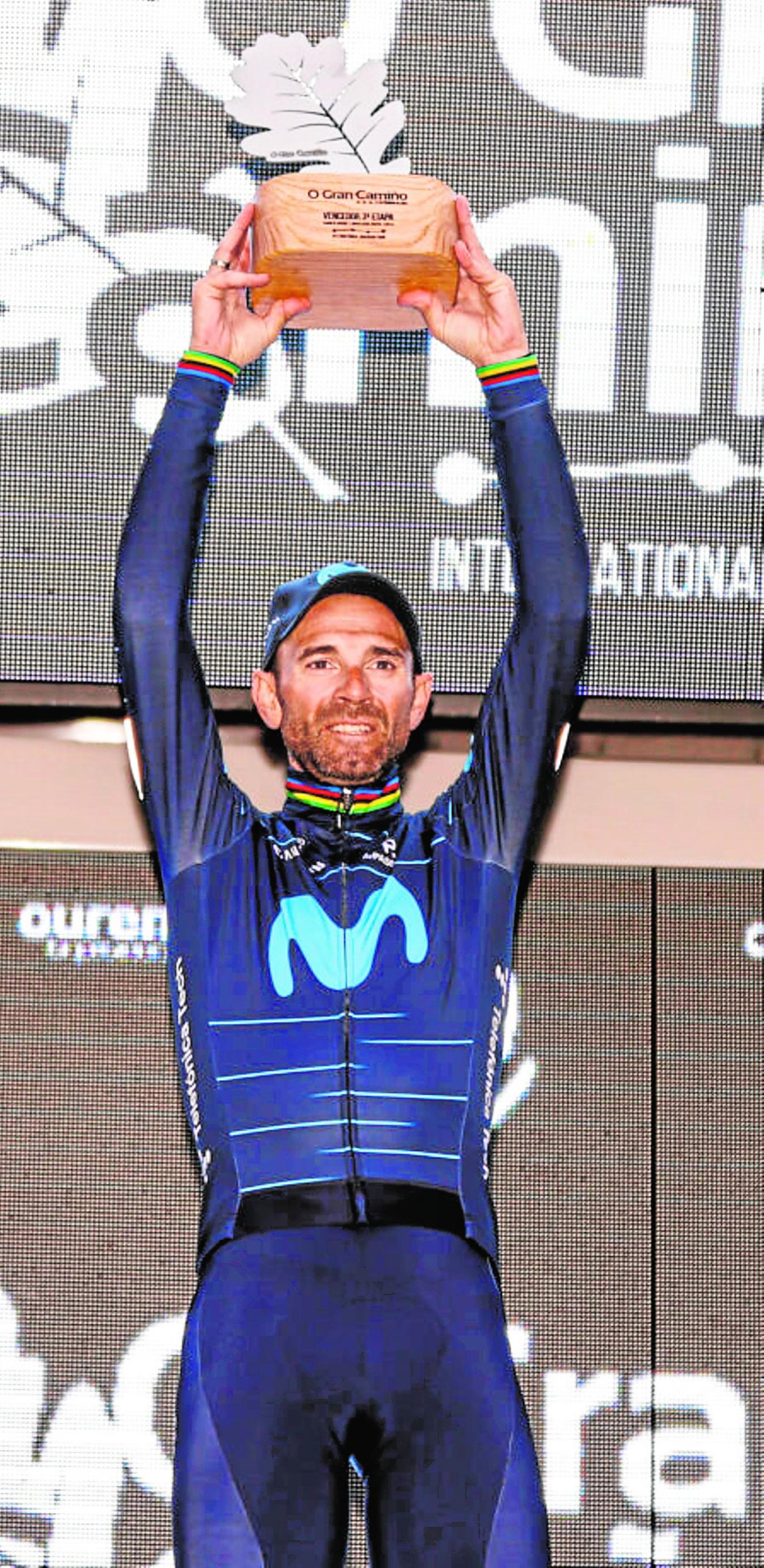 Valverde, en el podio, tras su triunfo de ayer en Galicia. 