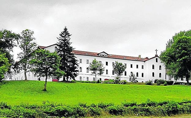 La abadía está en la localidad francesa de Urt, en el camino a La Bastide-Clairence, en los Pirineos Atlánticos. 
