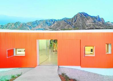 Imagen secundaria 1 - Dos personas charlan a las puertas del Vivero de Empresas de Archena, una obra realizada por Alberto Gil y María José Guillén (arriba). Edificio Polivalente Bioclimático de Yecla (abajo der.). El inmueble conocido como 'Mandarina Coleóptera', que alberga las oficinas de una cooperativa ecológica en Abanilla (abajo izq.).