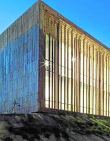 Imagen secundaria 2 - Dos personas charlan a las puertas del Vivero de Empresas de Archena, una obra realizada por Alberto Gil y María José Guillén (arriba). Edificio Polivalente Bioclimático de Yecla (abajo der.). El inmueble conocido como 'Mandarina Coleóptera', que alberga las oficinas de una cooperativa ecológica en Abanilla (abajo izq.).