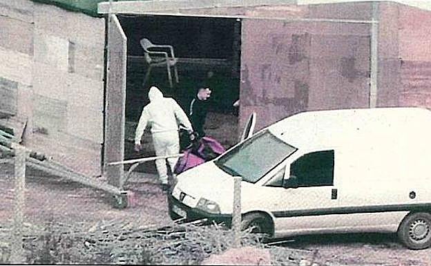 Metiendo una lancha neumática desinflada en una caseta. 