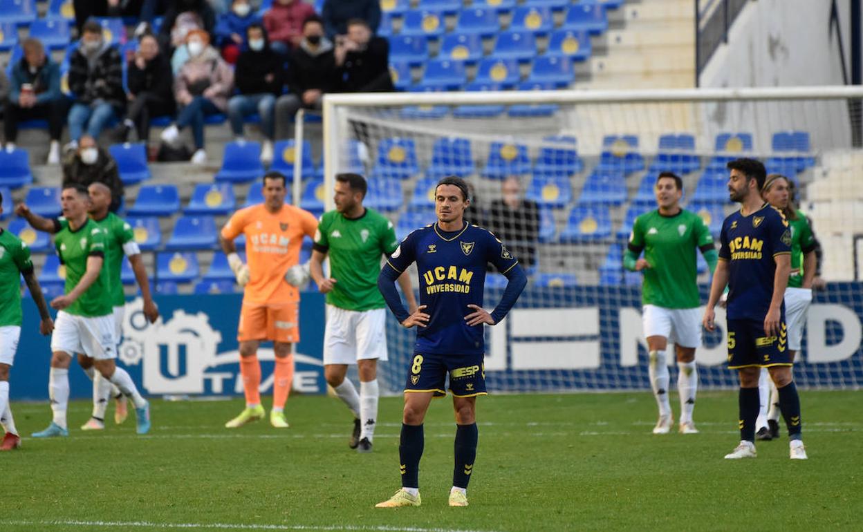 Fullana se lamenta ante uno de los goles del San Fernando.