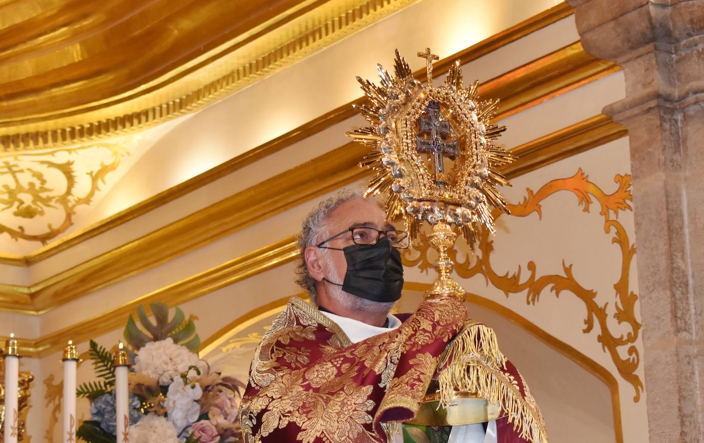 El rector de la basílica de la Vera Cruz levanta la custodia con la Sagrada Reliquia durante una celebración. 