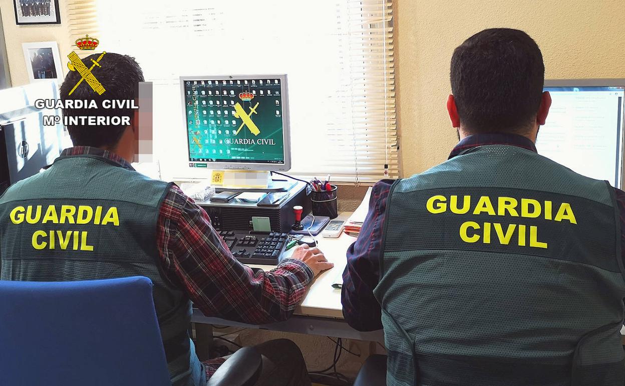 Dos miembros de la Guardia Civil, en una imagen de archivo.