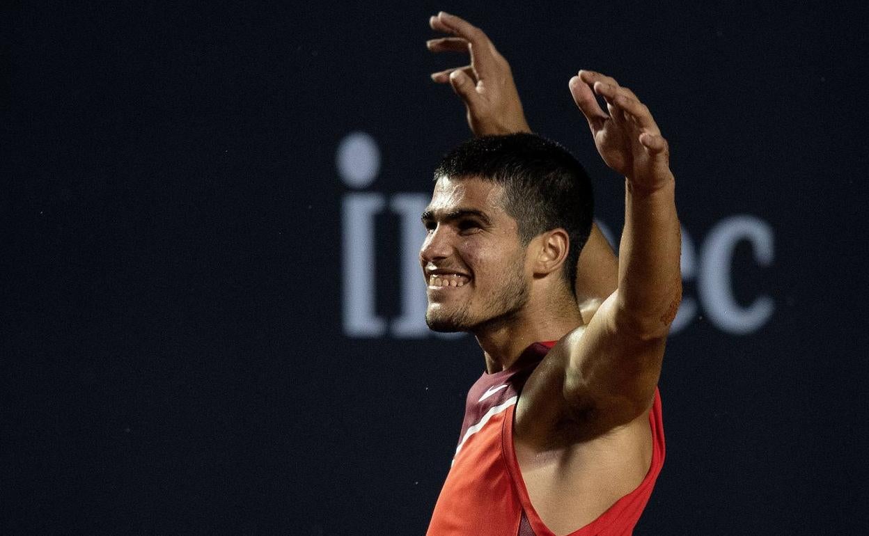 Carlos Alcaraz celebra su victoria en el ATP 500 de Río de Janeiro.