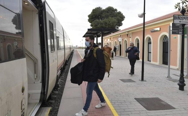 El único pasajero que se ha bajado del autobús en la estación de Archena. 