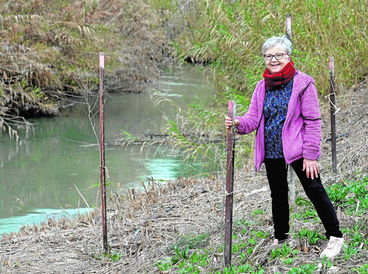 Isabel Martínez junto al río Segura, en la zona de las Peñetas. 