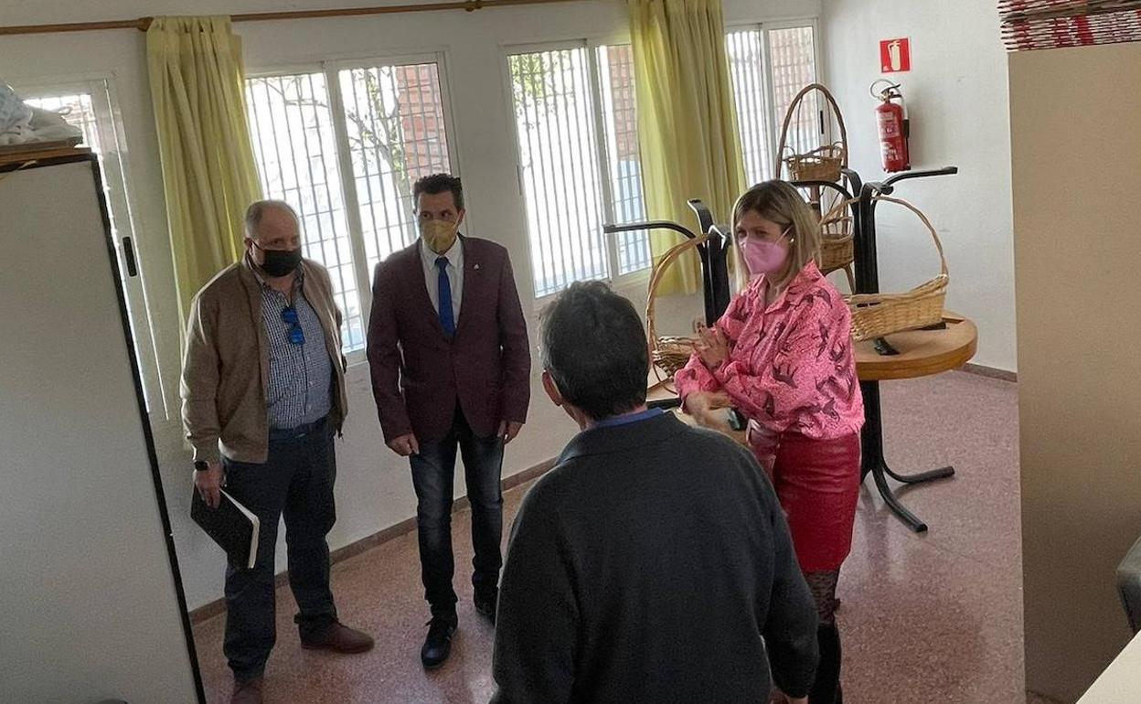 Los concejales Mario Gómez y Paqui Pérez visitan las instalaciones de los centros sociales de mayores.