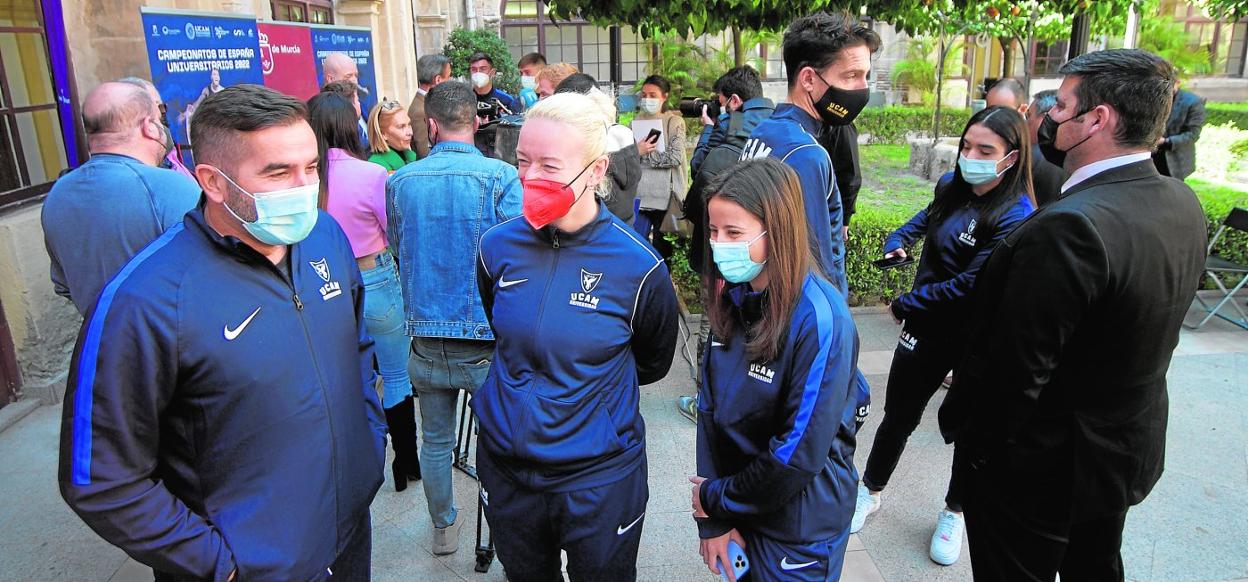 Deportistas de la selección de la UCAM, ayer en el campus de Los Jerónimos, tras la presentación del Campeonato de España Universitario. 