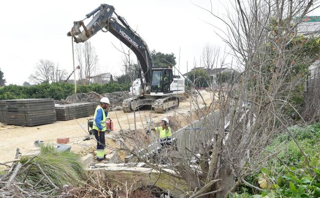 Galería. La maquinaria continuaba en la mañana de este miércoles, antes de la paralización de los trabajos, eliminando arbolado en la zona del cauce; apenas unos pocos ejemplares han quedado en pie.