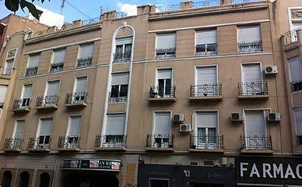 Imagen del edificio desaparecido, con sus característicos forjados y sus miradores en las esquinas. 