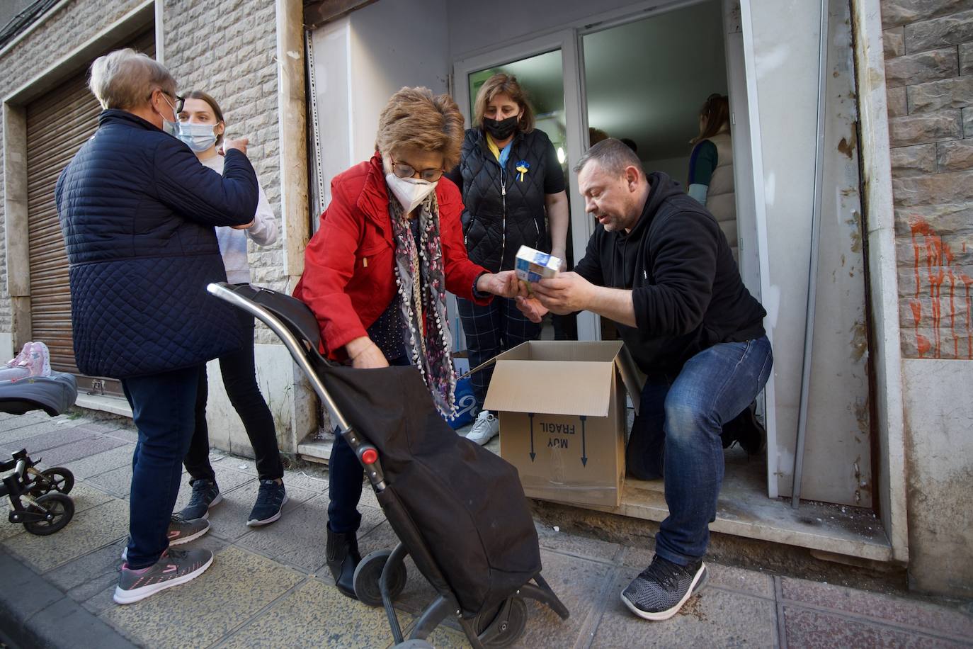 Fotos: Voluntarios ucranianos de la Región recogen víveres para su país