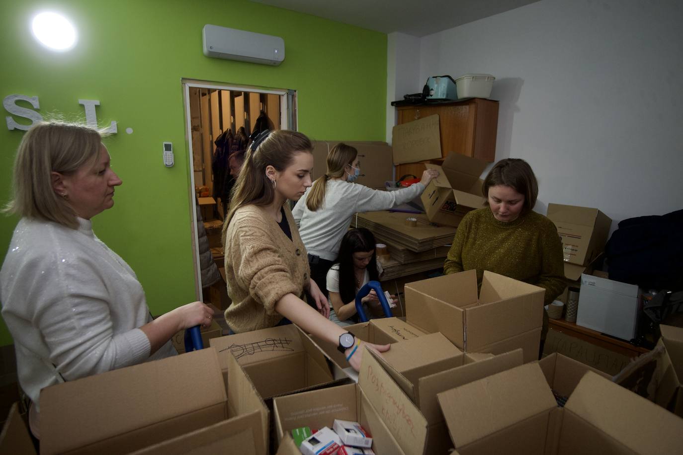 Fotos: Voluntarios ucranianos de la Región recogen víveres para su país