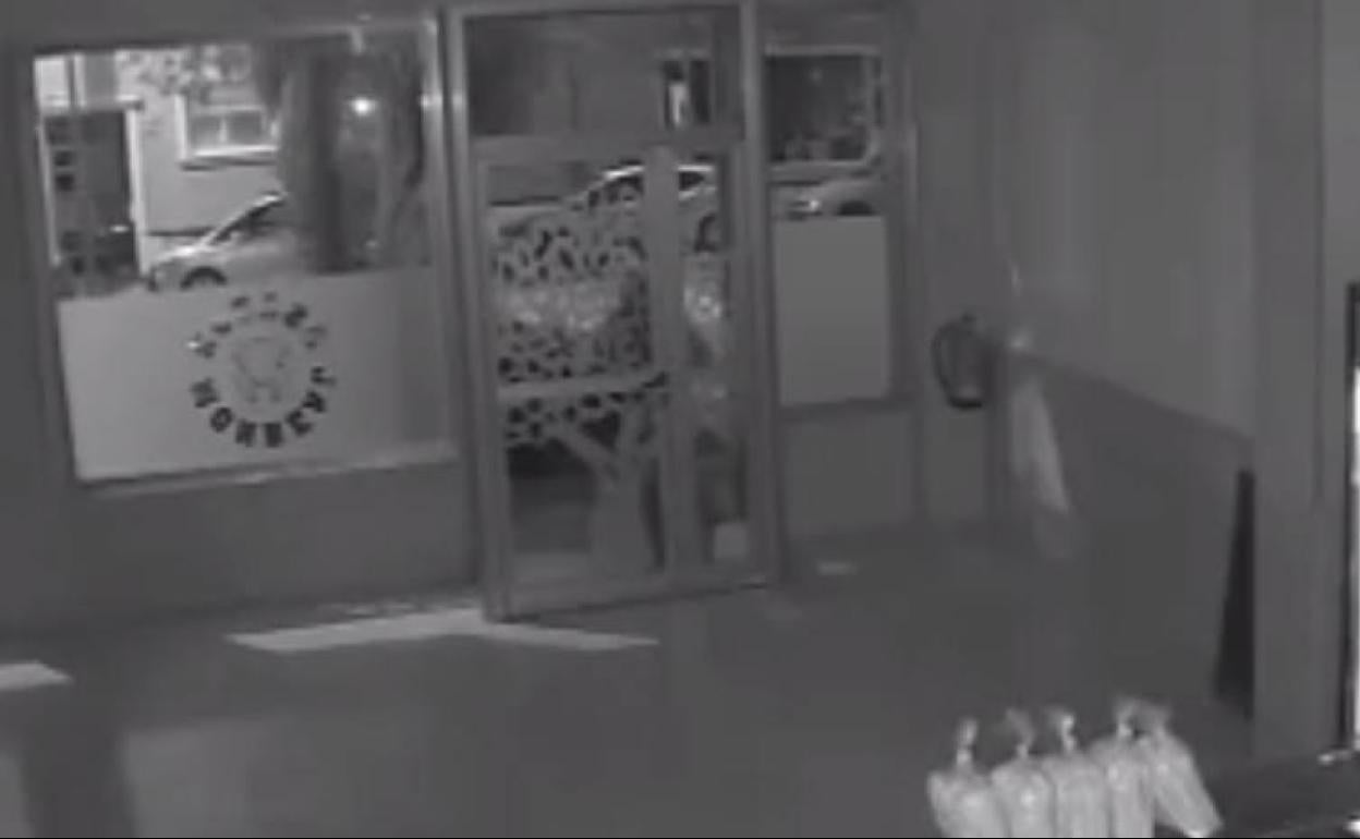 Un ladrón intenta forzar la puerta del asador Monreal. 