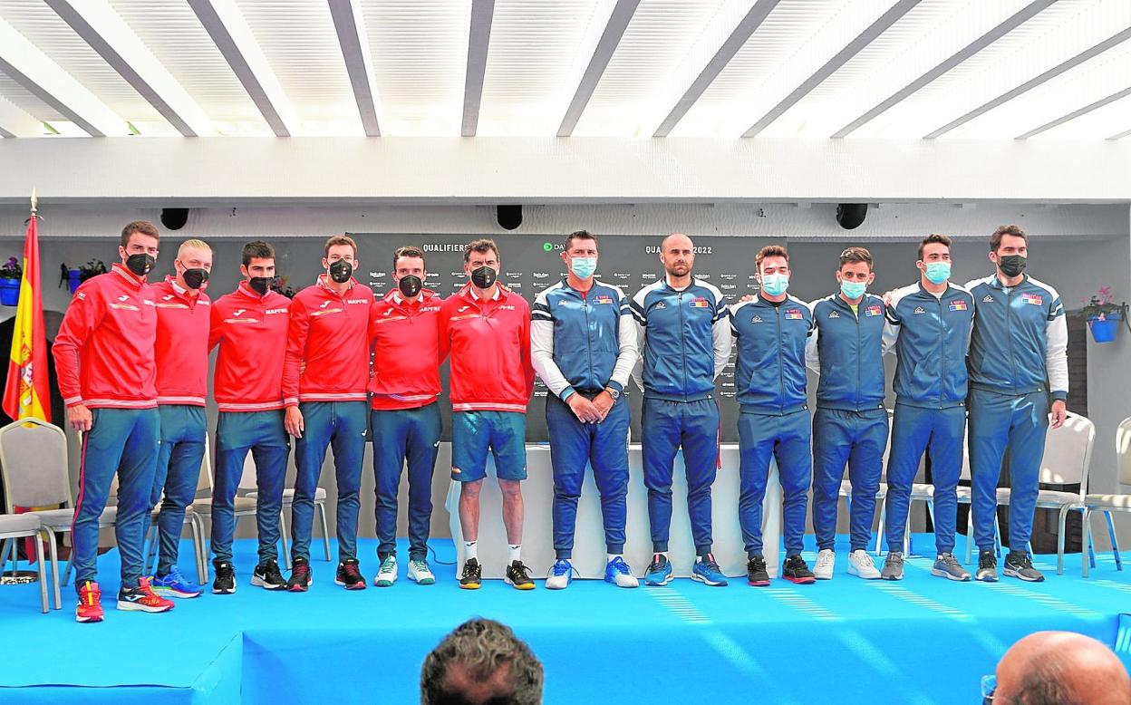 Los jugadores y capitanes de los dos equipos posan para la foto oficial, antes de que hoy arranque en Marbella el España-Rumanía. 