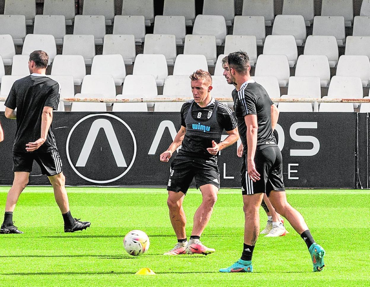 De Blasis toca el balón en uno de los ejercicios del entrenamiento de ayer en el Cartagonova. 
