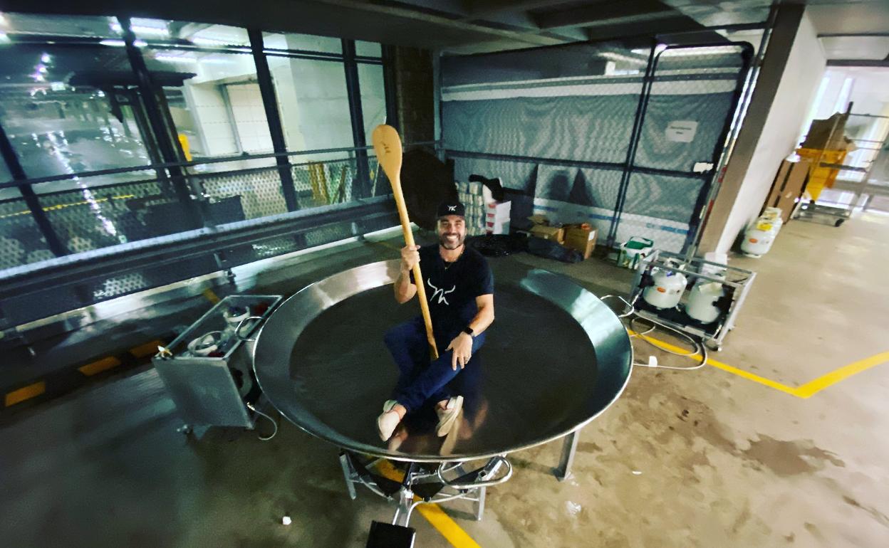 El cocinero murciano Miguel Maestre dentro de una paellera gigante. 