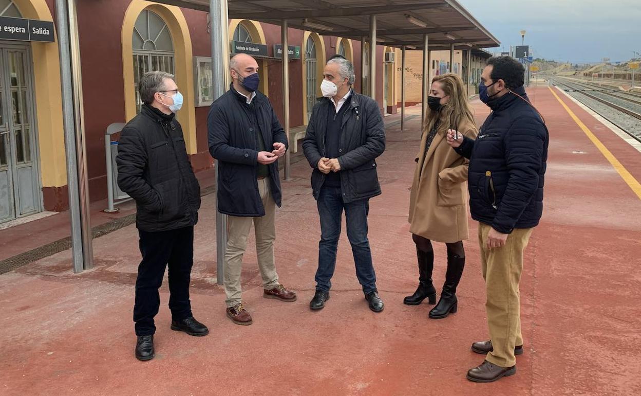Concejales del PP de Cieza y Hellín, este viernes por la tarde, en la estación de Cieza.