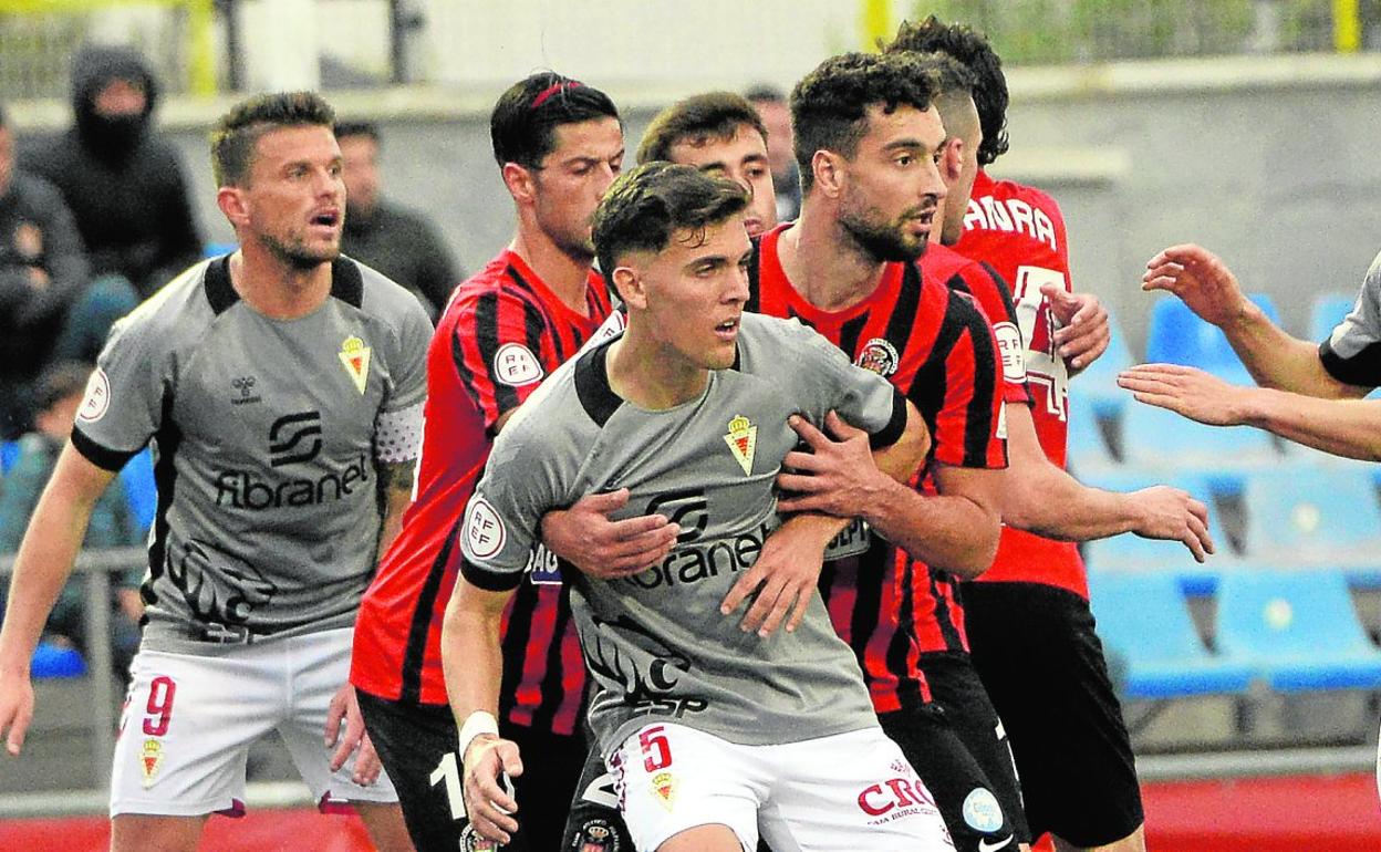 Tensión. Cristian Moreno, del Pulpileño, agarra a Manu Pedreño, defensa grana, en una jugada del partido del sábado en Pulpí. 