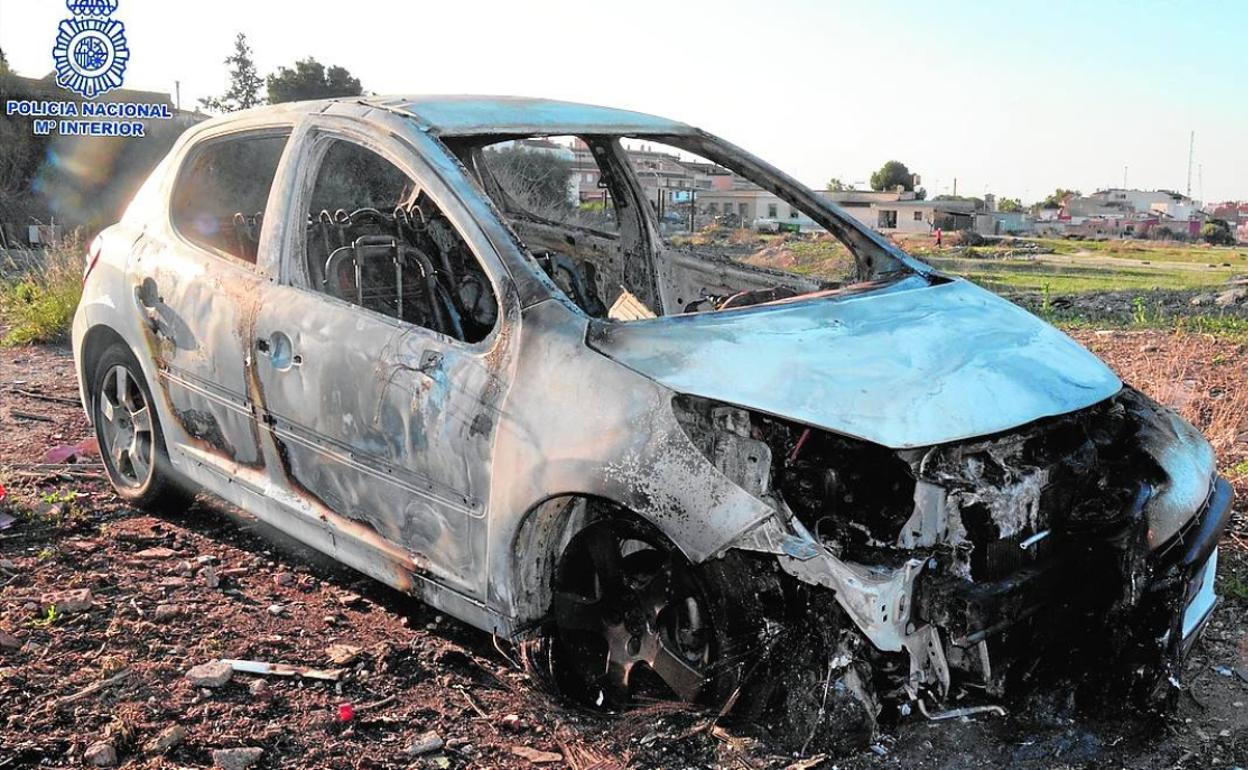 Estado en que quedó el automóvil de la víctima que el acusado empleó para salir huyendo.