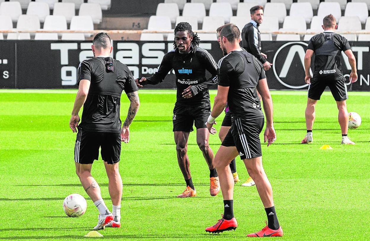 Richard Boateng, Datkovic y Andújar tocan la pelota en uno de los ejercicios del entrenamiento realizado en el Cartagonova el pasado jueves. 
