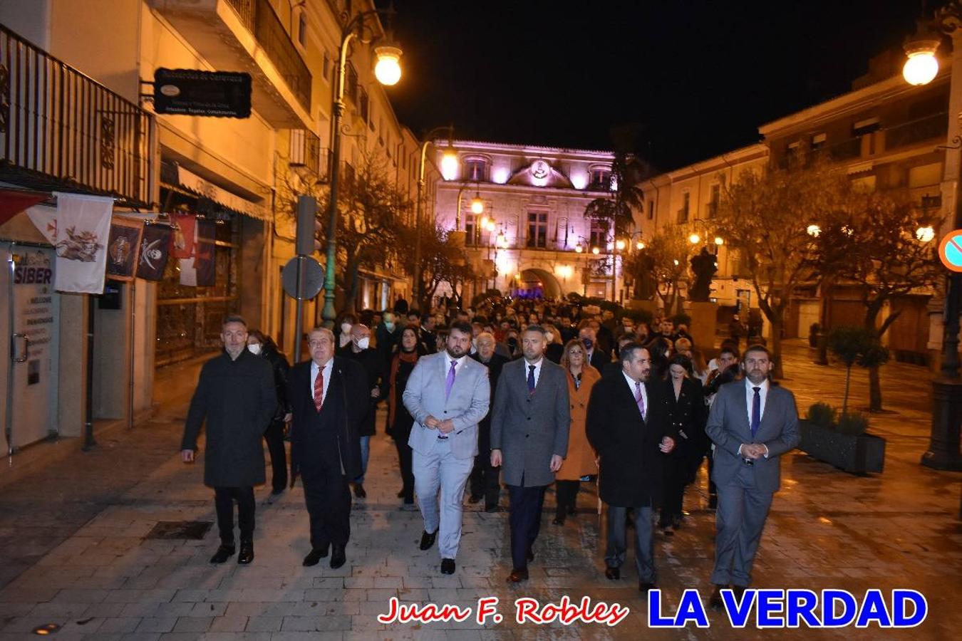 El teatro Thuillier acogió la presentación del cartel de Fiestas de la Vera Cruz 2022, realizadao por el artista caravaqueño Pascual Adolfo López Salueña. Tras dos años sin desfiles ni procesiones, aunque en 2021 sí que se celebraron todos los rituales en torno a la Sagrada Reliquia, en esta ocasión la Ciudad de la Cruz se dispone a celebrar 'por todo lo alto' sus fiestas patronales que serán una primera ocasión para vivir con alegría festiva la declaración del festejo de los Caballos del Vino como Patrimonio Inmaterial Cultural de la Humanidad por la UNESCO.