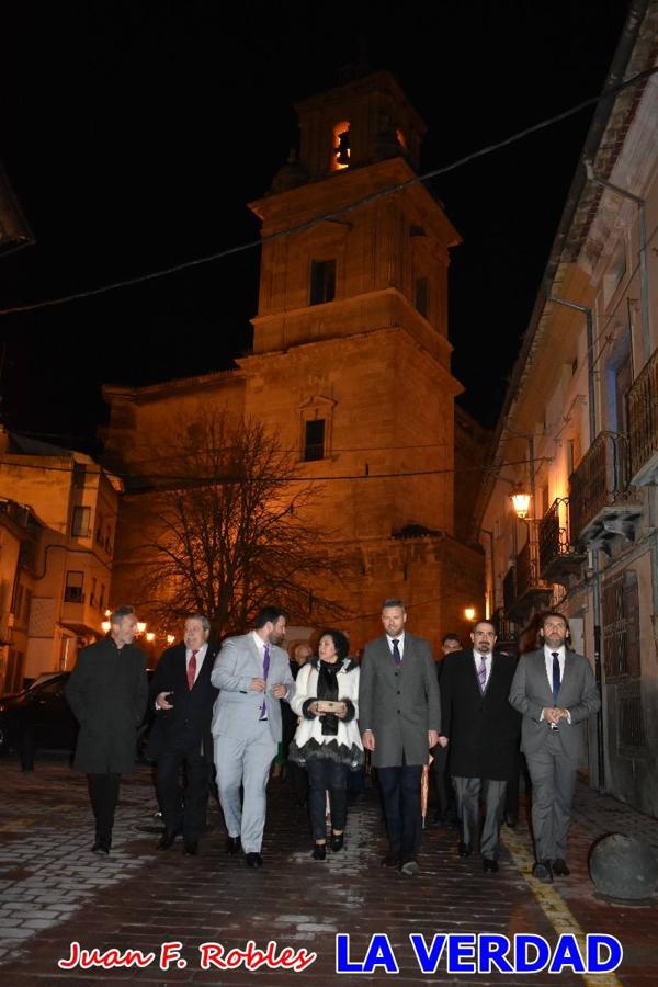 El teatro Thuillier acogió la presentación del cartel de Fiestas de la Vera Cruz 2022, realizadao por el artista caravaqueño Pascual Adolfo López Salueña. Tras dos años sin desfiles ni procesiones, aunque en 2021 sí que se celebraron todos los rituales en torno a la Sagrada Reliquia, en esta ocasión la Ciudad de la Cruz se dispone a celebrar 'por todo lo alto' sus fiestas patronales que serán una primera ocasión para vivir con alegría festiva la declaración del festejo de los Caballos del Vino como Patrimonio Inmaterial Cultural de la Humanidad por la UNESCO.