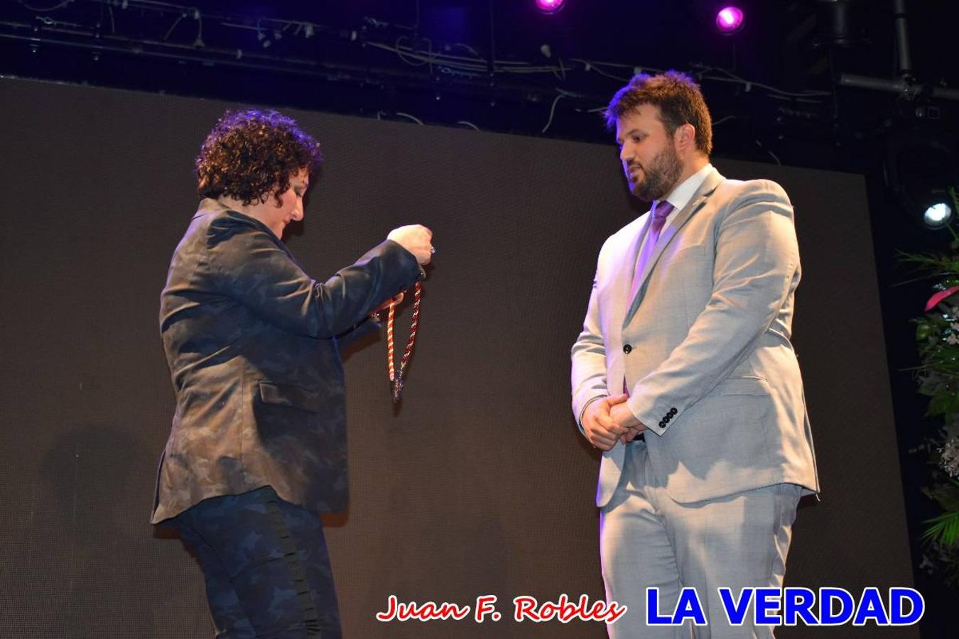 El teatro Thuillier acogió la presentación del cartel de Fiestas de la Vera Cruz 2022, realizadao por el artista caravaqueño Pascual Adolfo López Salueña. Tras dos años sin desfiles ni procesiones, aunque en 2021 sí que se celebraron todos los rituales en torno a la Sagrada Reliquia, en esta ocasión la Ciudad de la Cruz se dispone a celebrar 'por todo lo alto' sus fiestas patronales que serán una primera ocasión para vivir con alegría festiva la declaración del festejo de los Caballos del Vino como Patrimonio Inmaterial Cultural de la Humanidad por la UNESCO.