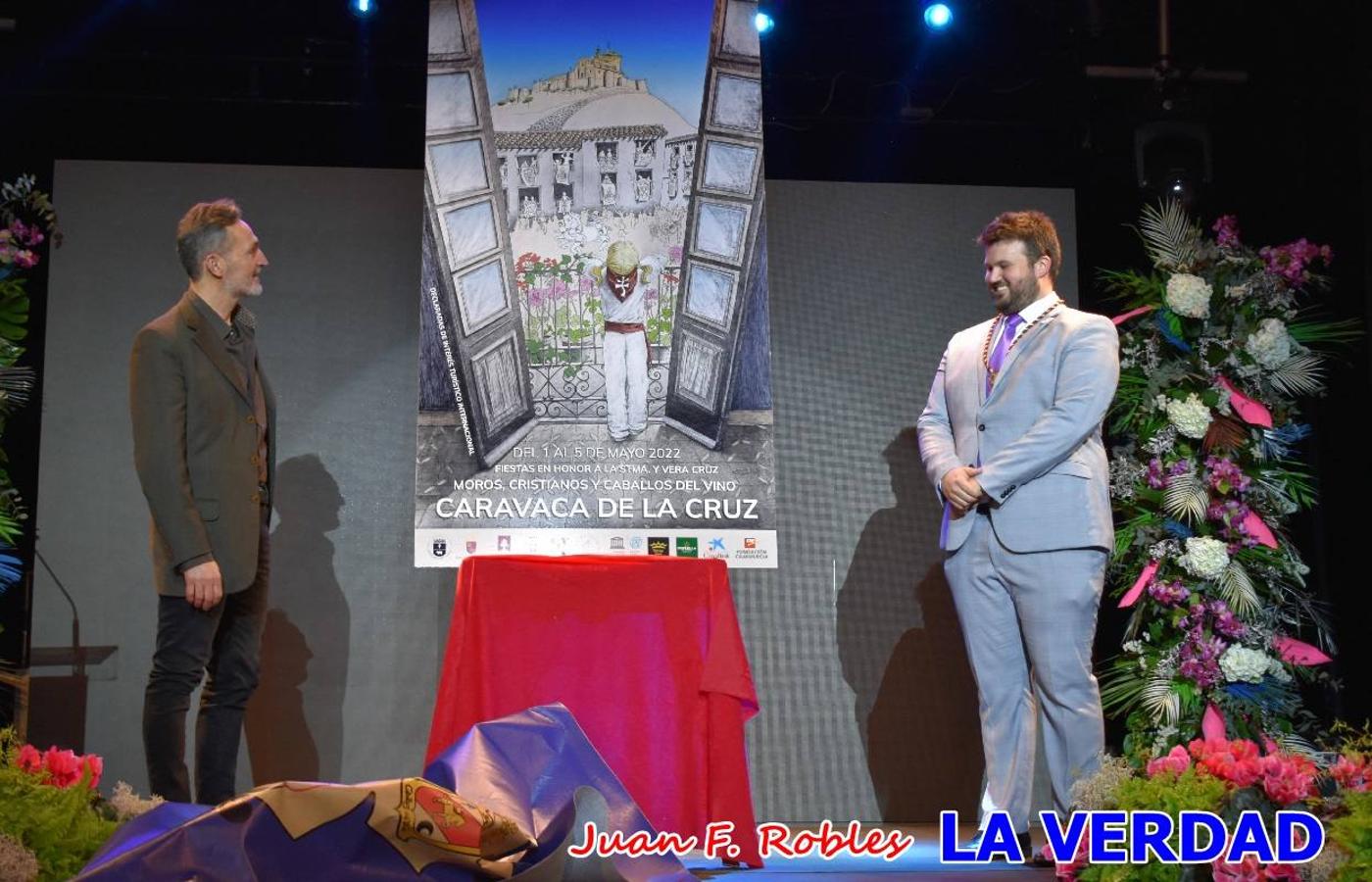 El teatro Thuillier acogió la presentación del cartel de Fiestas de la Vera Cruz 2022, realizadao por el artista caravaqueño Pascual Adolfo López Salueña. Tras dos años sin desfiles ni procesiones, aunque en 2021 sí que se celebraron todos los rituales en torno a la Sagrada Reliquia, en esta ocasión la Ciudad de la Cruz se dispone a celebrar 'por todo lo alto' sus fiestas patronales que serán una primera ocasión para vivir con alegría festiva la declaración del festejo de los Caballos del Vino como Patrimonio Inmaterial Cultural de la Humanidad por la UNESCO.