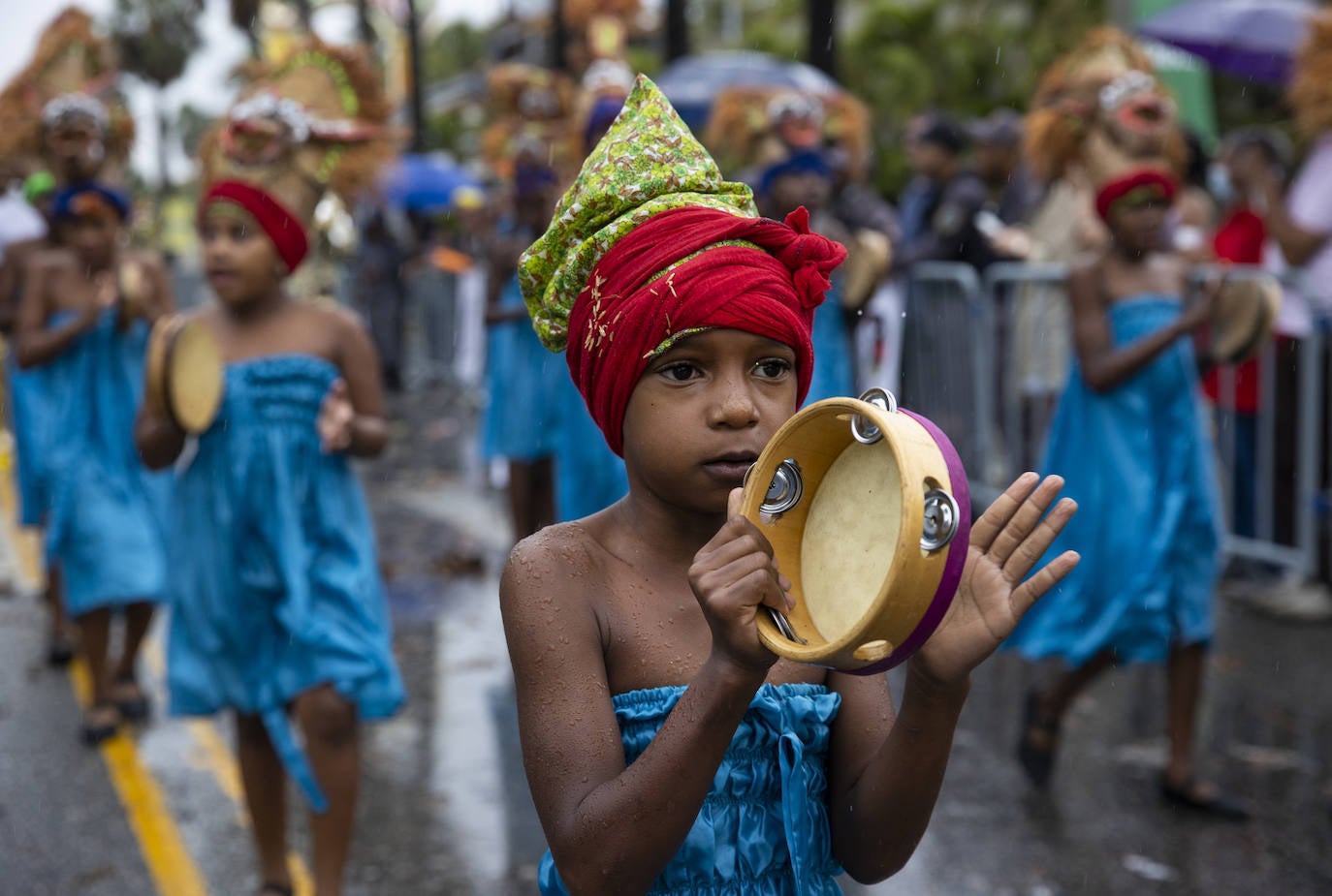 Fotos: Colorido y entusiasmo contra la lluvia