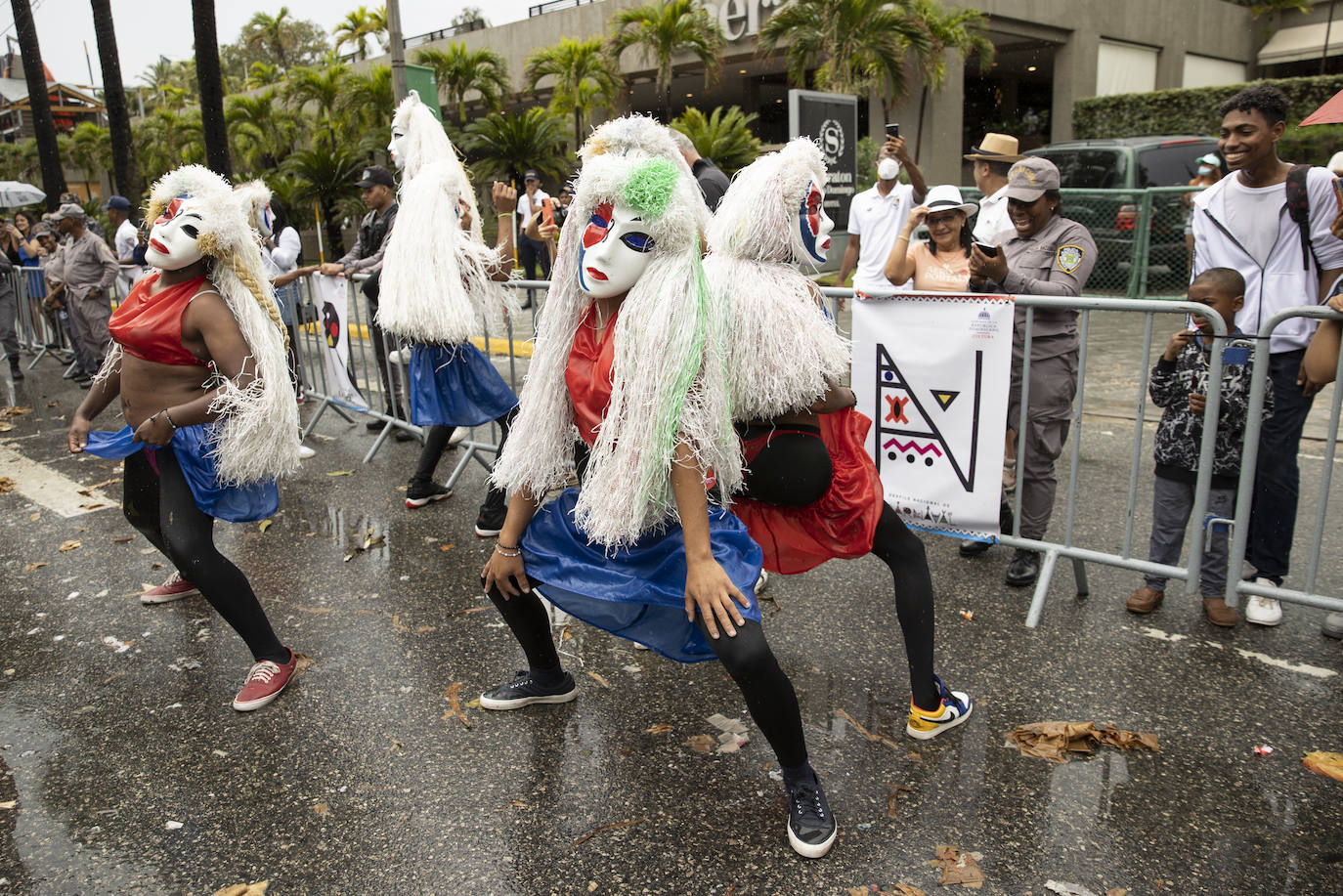 Fotos: Colorido y entusiasmo contra la lluvia