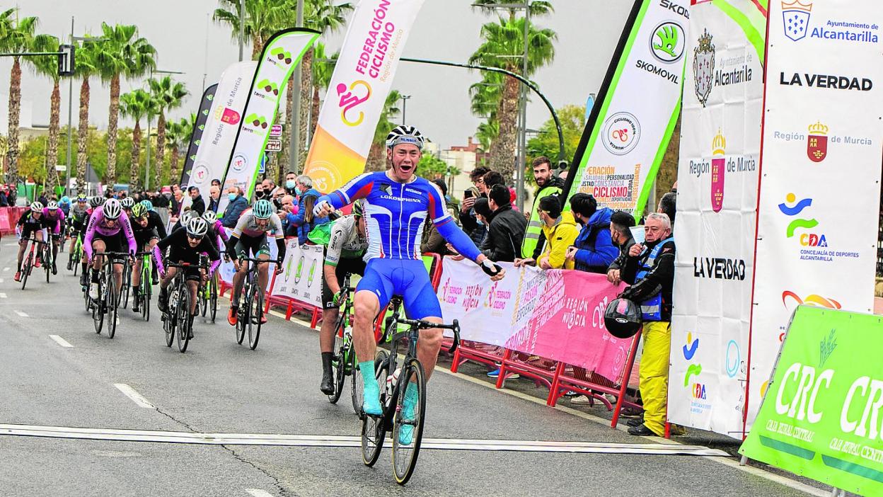 El ciclista ruso Gleb Syritsa entra primero en la meta de Alcantarilla y gana el Trofeo Guerrita, ayer. 