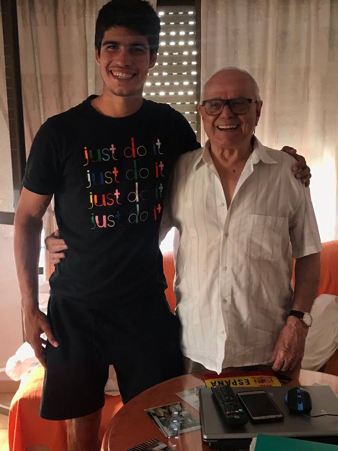 El tenista, con su abuelo, que también se llama Carlos, en una imagen del año pasado.