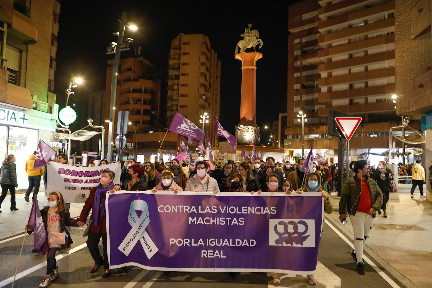 Fotos: La marcha del 8M en Lorca, en imágenes