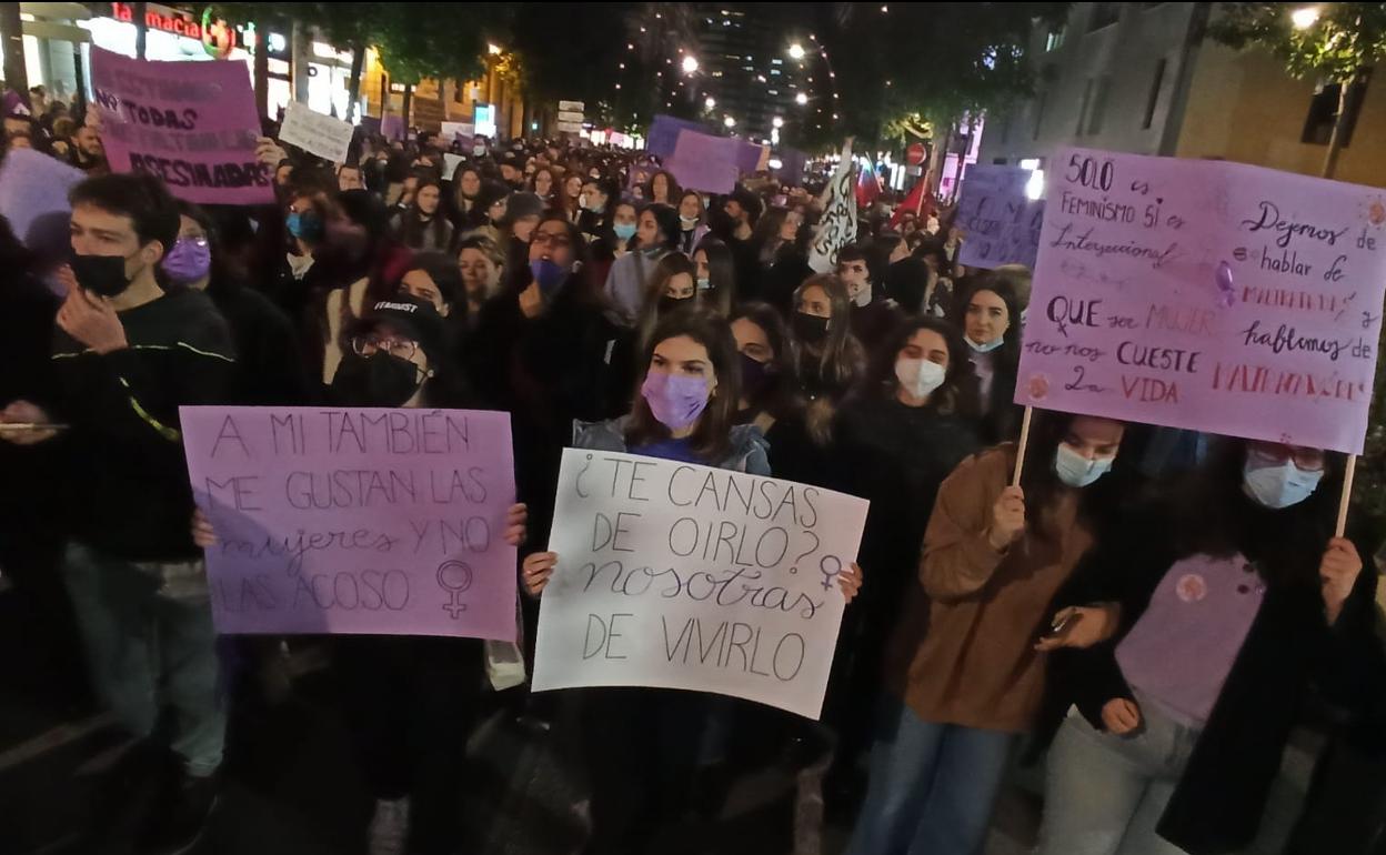 Manifestantes muestran sus pancartas durante la marcha del 8M en Murcia.