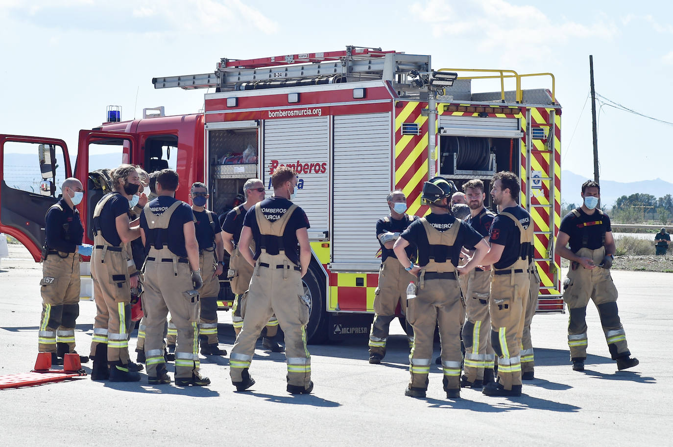 Fotos: Simulacro de accidente aéreo en Corvera para coordinar los servicios implicados en la emergencia