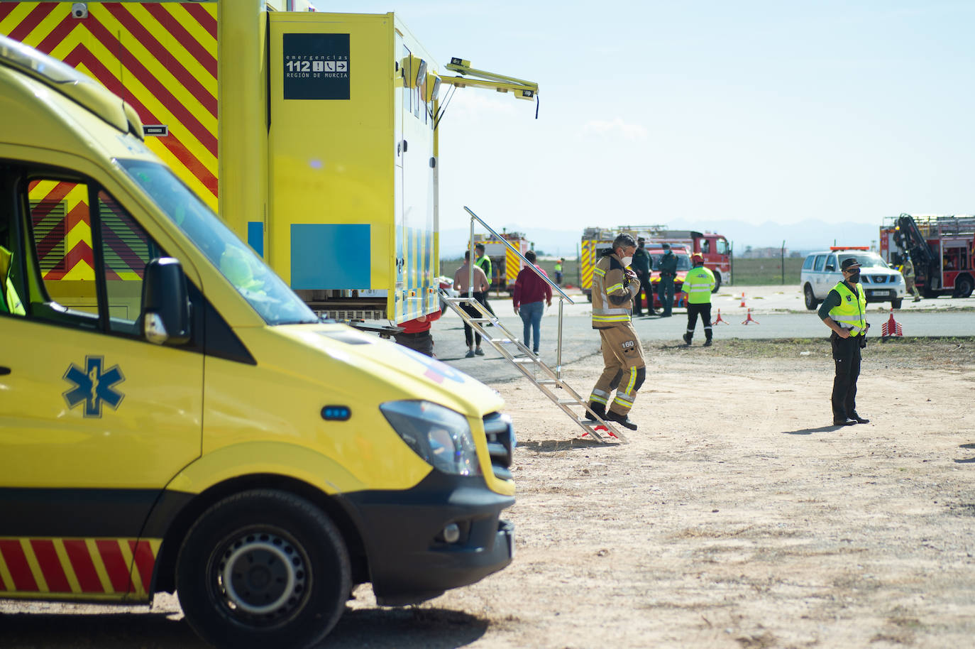 Fotos: Simulacro de accidente aéreo en Corvera para coordinar los servicios implicados en la emergencia
