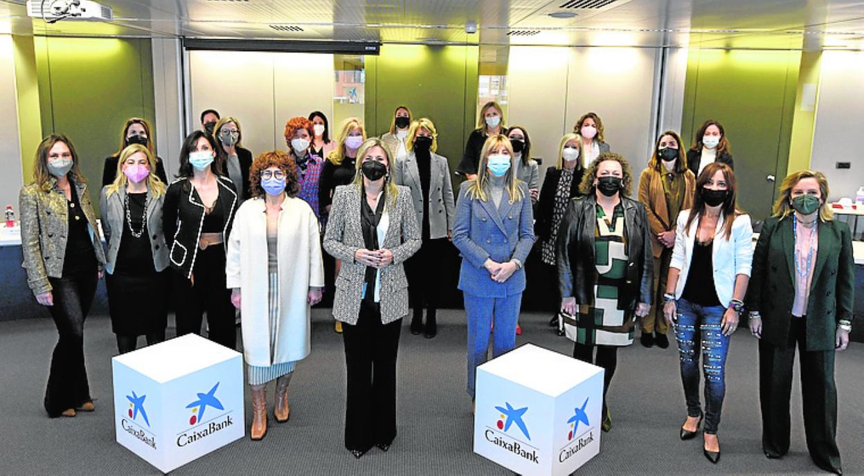 Las participantes en el desayuno, con Olga García, en el centro. 