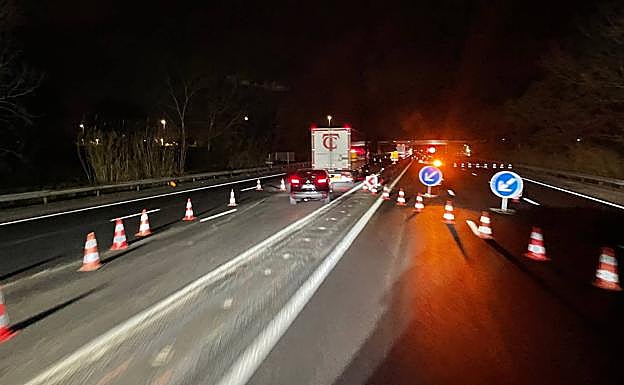 El convoy de la UMU atraviesa una zona en obras en las carreteras del sur de Francia. 