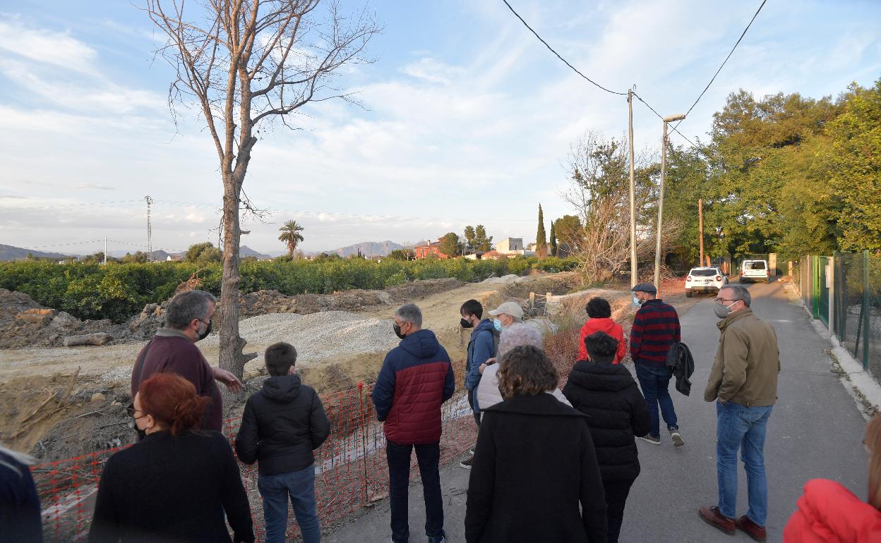Vecinos y miembros de asociaciones de la Plataforma por la Defensa del Patrimonio Cultural de Murcia se concentran junto a la acequia Benetucer tras la paralización de las obras de la Junta de Hacendados el pasado día 2. 