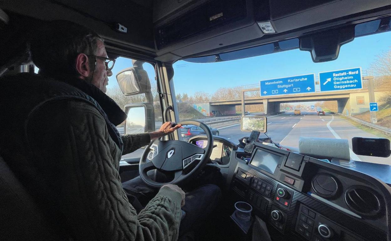 El conductor Chema Cervera recorre los primeros kilómetros en suelo alemán del convoy de ayuda humanitaria. 