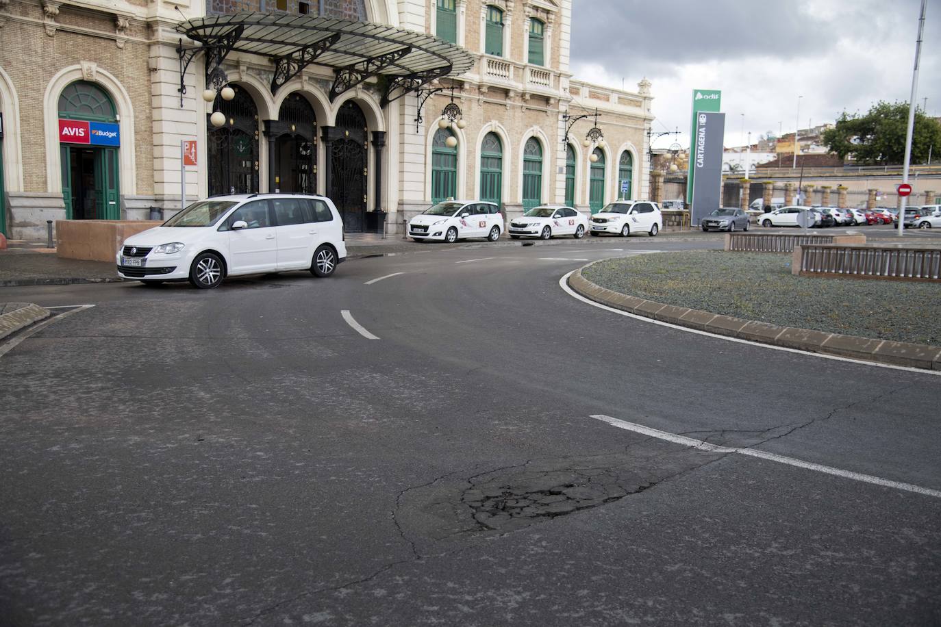 Fotos: Arrecian las quejas por los desperfectos en el pavimento de decenas de calles y plazas de Cartagena