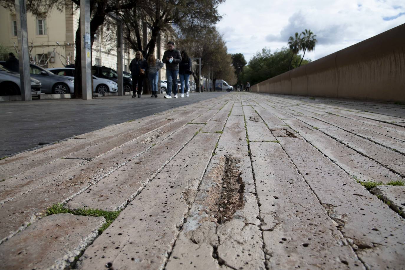 Fotos: Arrecian las quejas por los desperfectos en el pavimento de decenas de calles y plazas de Cartagena