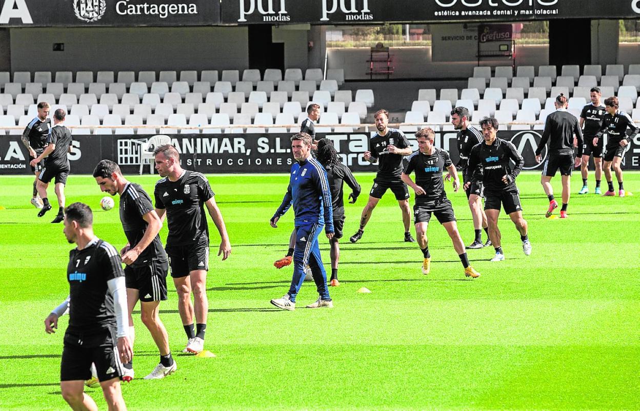 Luis Carrión observa el entrenamiento de sus jugadores sobre el verde del Cartagonova. 