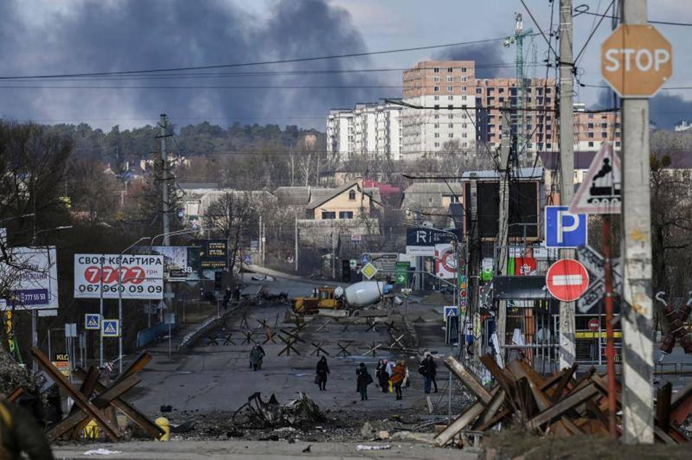 Imagen de civiles tratando de salir de Kiev.