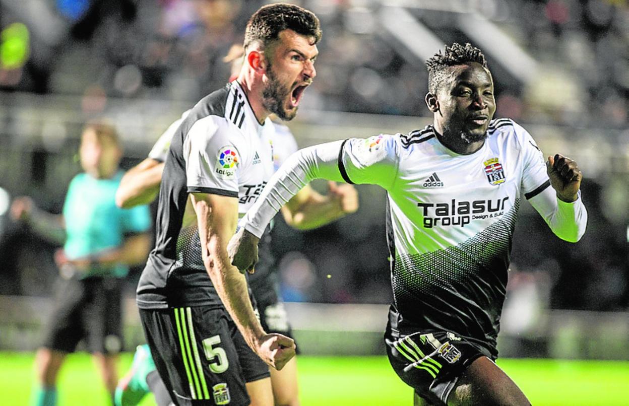 Pablo Vázquez y Mo Dauda, tras el 2-1 al Eibar. 