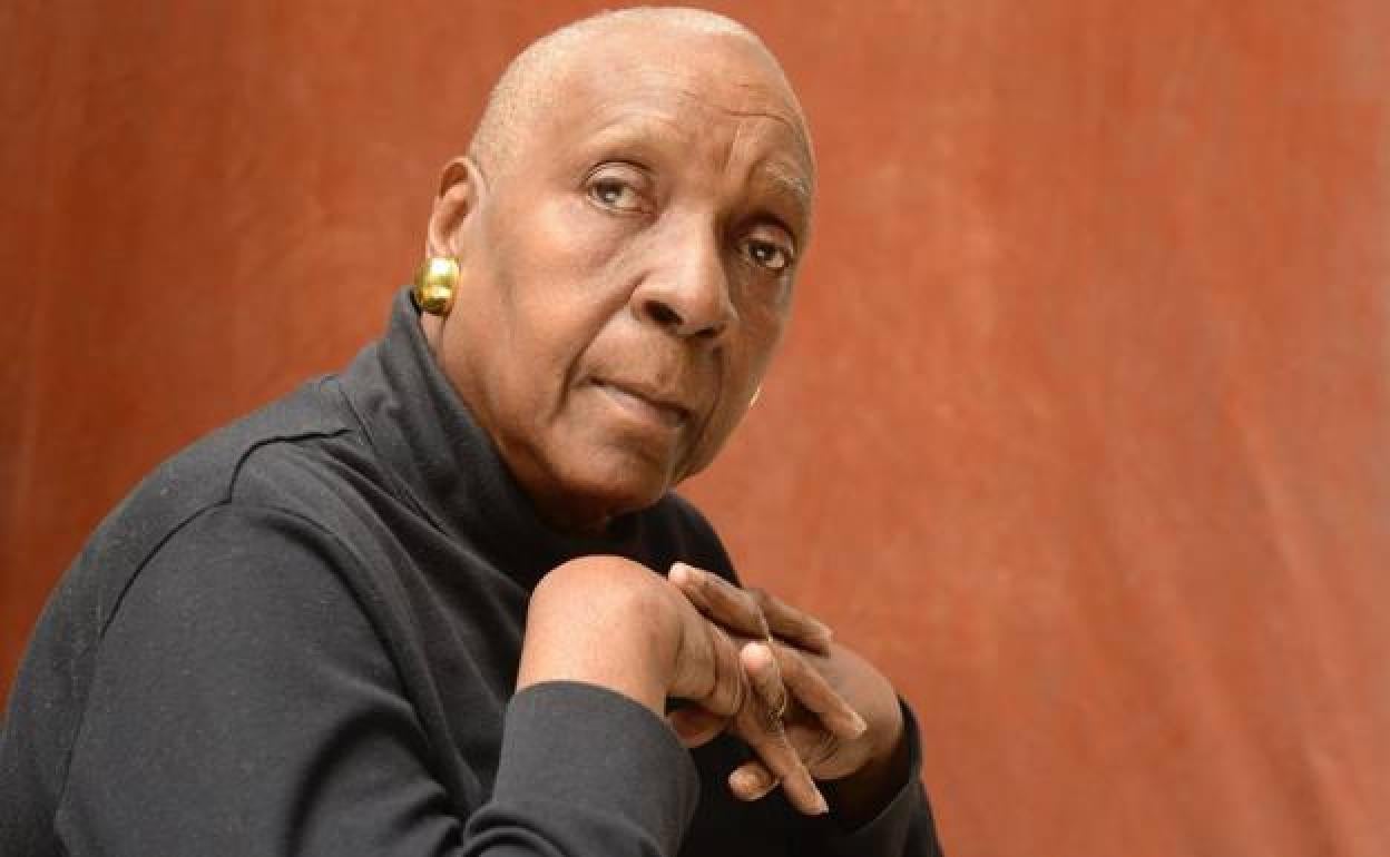 Maryse Condé, autora de 'Yo, Tituba, la bruja negra de Salem' (1986), publicada en español por Impedimenta, fue galardonada con el Grand Prix Littéraire de la Femme y acaba de ser nombrada doctora 'honoris causa' por la Universidad de Murcia. 